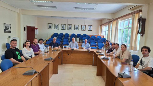 Εικόνα που περιέχει εσωτερικός χώρος, τοίχος, ρουχισμός, άτομο Το περιεχόμενο που δημιουργείται από AI ενδέχεται να είναι εσφαλμένο.